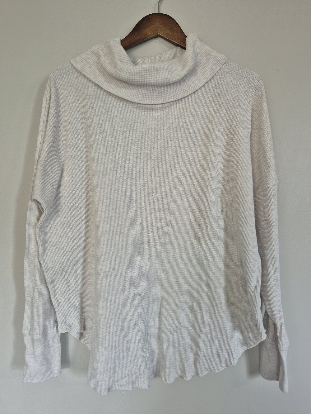 Babaton Aritzia Light Grey Waffle Weave Classic Rpunded Hem Cowl Neck Shirt 1X